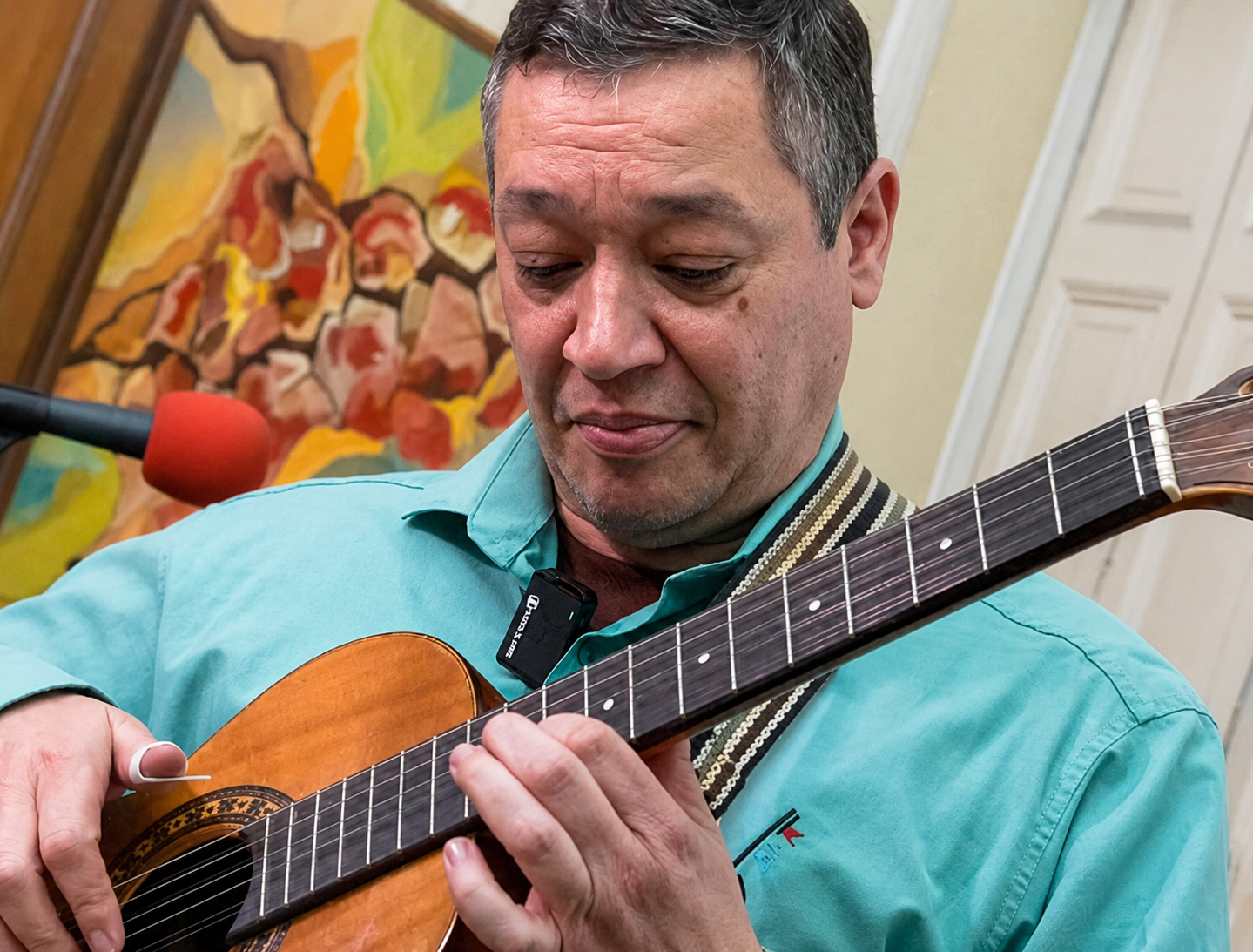 Maestro Renato de Sá tocando viola caipira